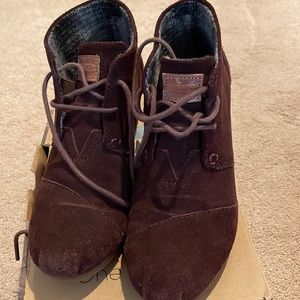 Tom’s desert wedge brown size 5.5